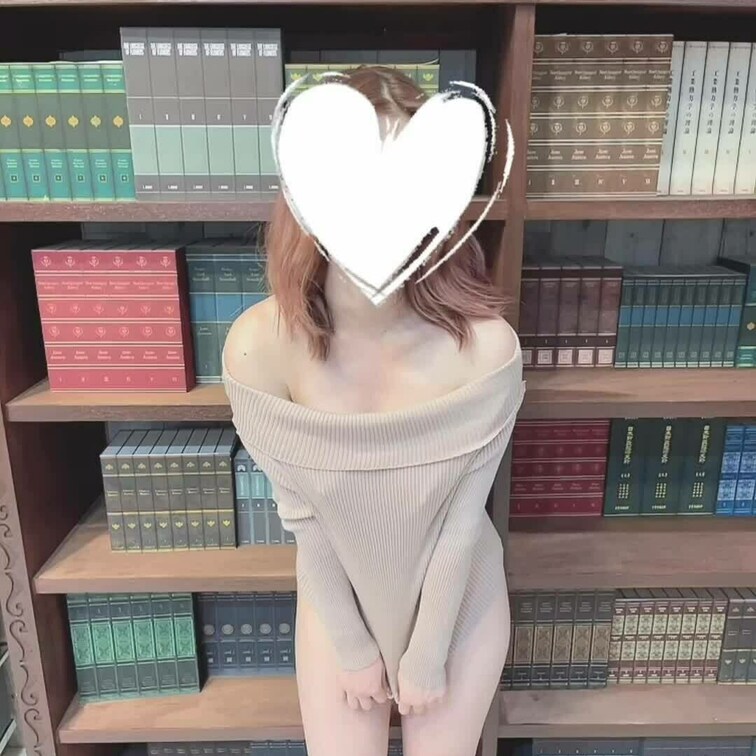 服の裾をぴんってしたら見えちゃいけないものまでみえちゃいました😽✨よかったらコメントくれると嬉しいですー！