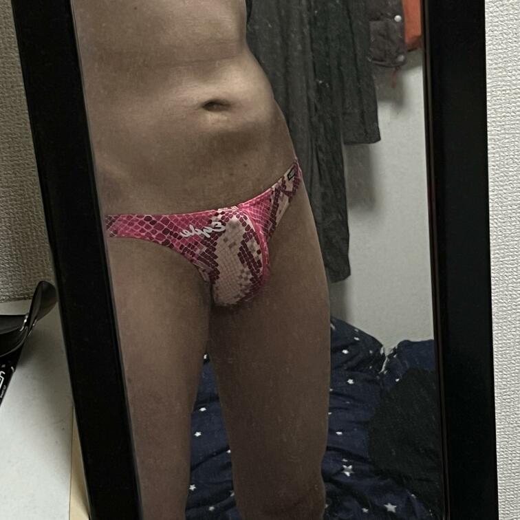 EGDEのビキニ👙履くとローライズでお尻の割れ目が見えてしまう笑
そして前はMAX状態だとはみ出る…笑