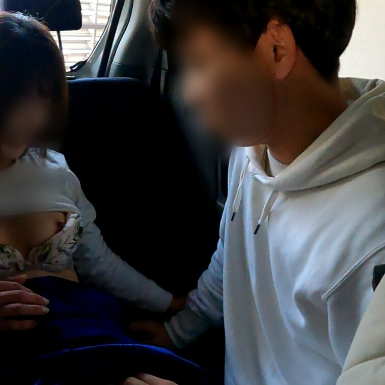次回の新作は
スレンダー主婦さん。
車内で童貞君フェラ抜き動画になります。
手も繋いだこと無い童貞君を
白昼の車