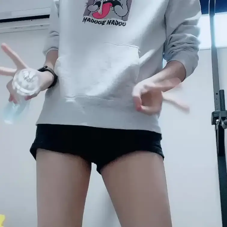 前回の動画で射精した後にすぐ撮影...
最初は勃ってなかったのに、一瞬でガチガチになっちゃった。

むしろイくの我