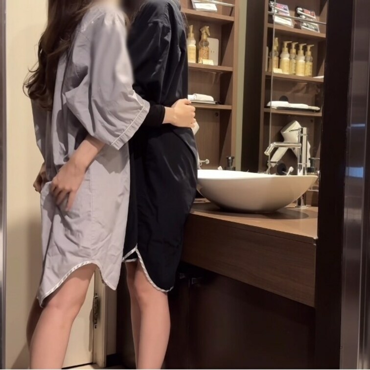 ［素人レズ］鏡の前でクンニされて余計に感じちゃいました……‪‪❤︎‬
 Being attacked in front