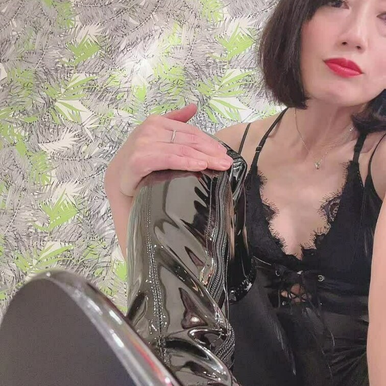 エナメルニーハイロングブーツ。
脱いだら黒ストッキング。
ヒールでいろんなところ、
グリグリしたい👠