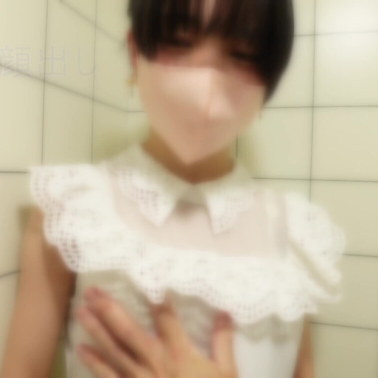 【完全顔出し】

男子トイレ内に2人で潜入。
チンポしゃぶってもらって大変気持ちよかった
声を出せない状況ってな