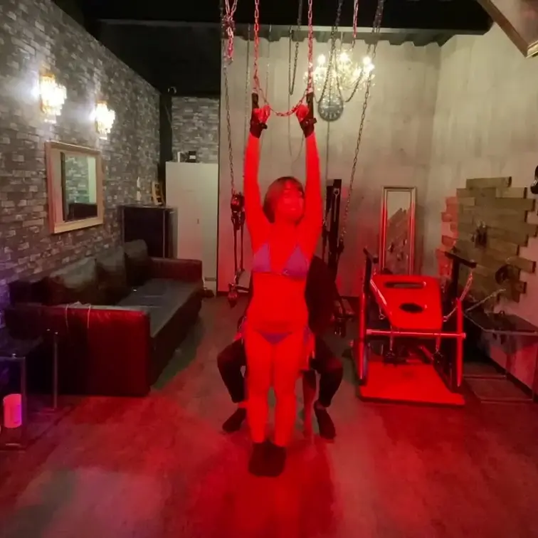 気品あふれる美しき舞姫、福井みれいが貴族の晩餐に招かれる――しかし、彼女を待っていたのは甘美で苛烈なくすぐりの饗宴！
