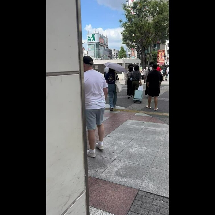 【ダンスの先生してるデカ乳デカ尻女の子🏩】ショッピングモールで買い物中の素朴な女の子をロックオンで尾行して声掛け→スタバ