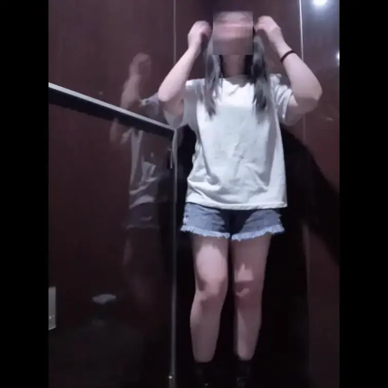 ０８ちゃん②美ボディの脱衣動画です^^