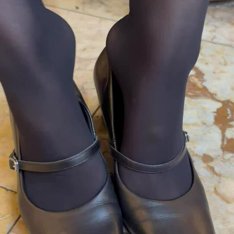 黒ストッキングでパンプスを脱いだり足裏を見せつけたりする動画です。