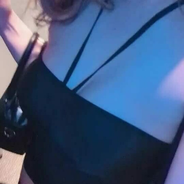 【爆乳ド変態のデリヘル出勤】
自撮りで出勤風景を📸📸
ラブホ利用する男性客も勃起MAX。送迎車からお客様の元へ💦セク