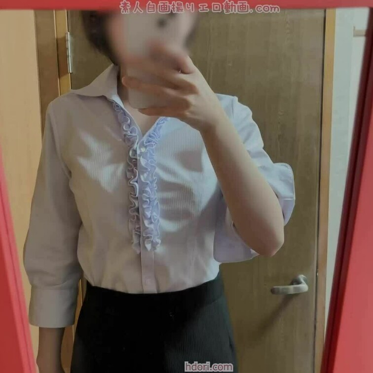 スーツのブラウスを脱いで。。。