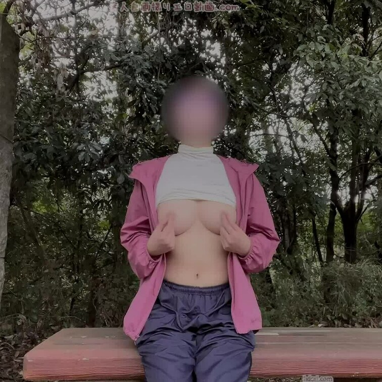 野外で乳首オナニーは興奮します
別のしてほしい野外露出があったらコメントして教えてね