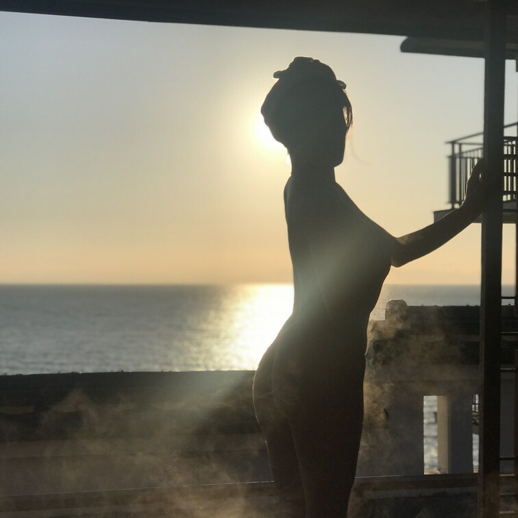 夕日を見ながらの、、温泉も気持ちいい。。
夕日を見ながらも、、私も見られてるかなぁ。。。