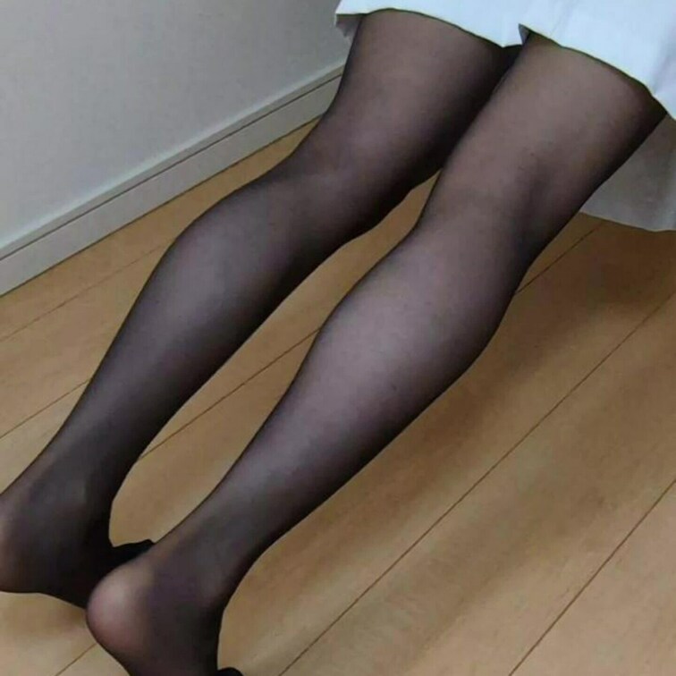 黒ストッキングで腕立て伏せです♪