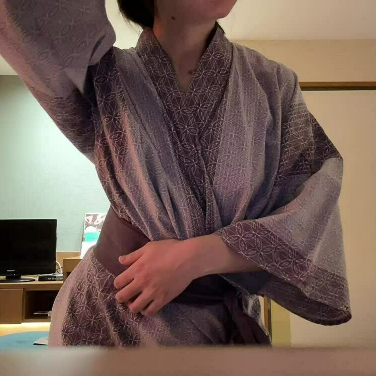 お風呂上がりに浴衣に着替えて、夫を待っている間に撮りました。ノーブラでいたらムラムラしてきてしまい、浴衣を着たまま自分で