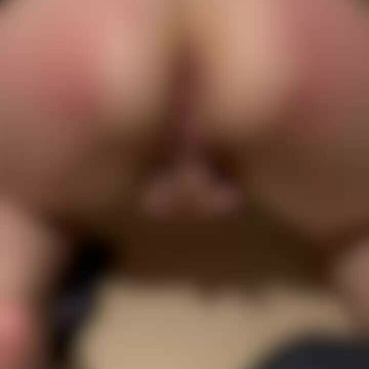 床に膝をつかせておしりぺちんをおかずにおなにーしちゃう変態子⭐️