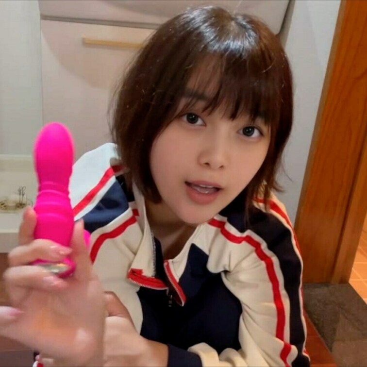 【ファン限定フル動画】🎁

【着衣オナニー】中◯生の時につけていたジャージを履いたままデンマであの時オナニーしてたよ