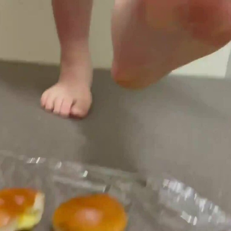 復刻版アマチュアCRUSH　６裸足編
裸足のみを集めた作品、
**生は学校でパンをお友達と踏み踏み、自宅でパジャマで