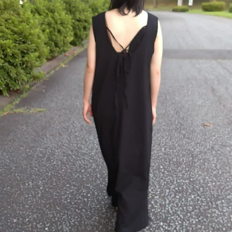 大きな公園に妻と散歩に行った時の様子です。
後ろからランニングしてる方がいたのですが妻は気づいてません