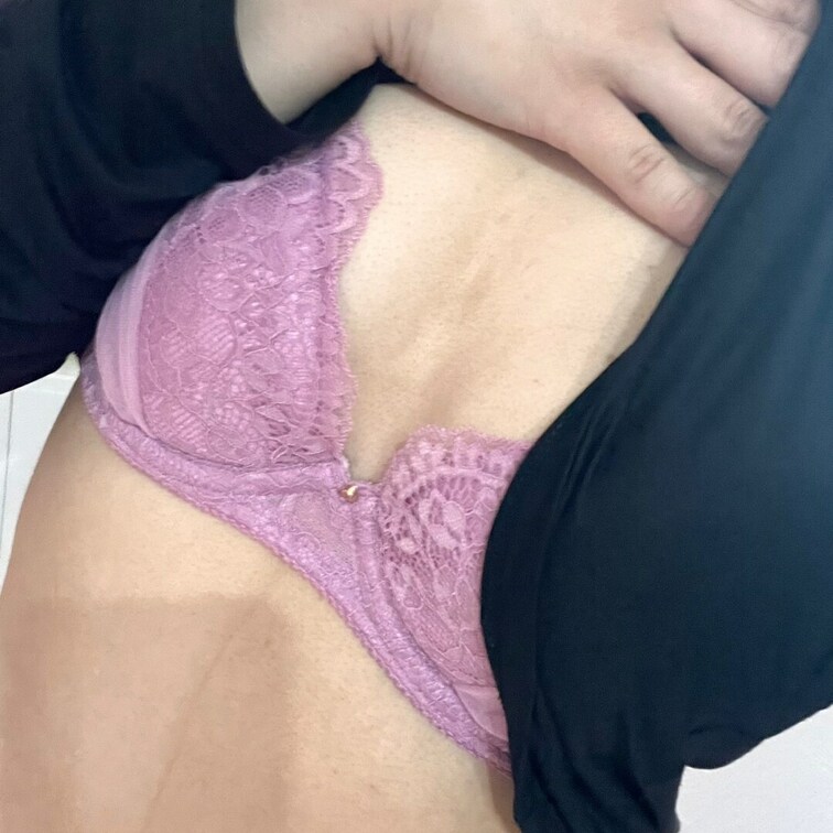 ひなの今日の下着です😍
 ハート柄のパンツの二日目です😘
 よかったらプラン加入やチップ、単品購入でご支援頂ければ励