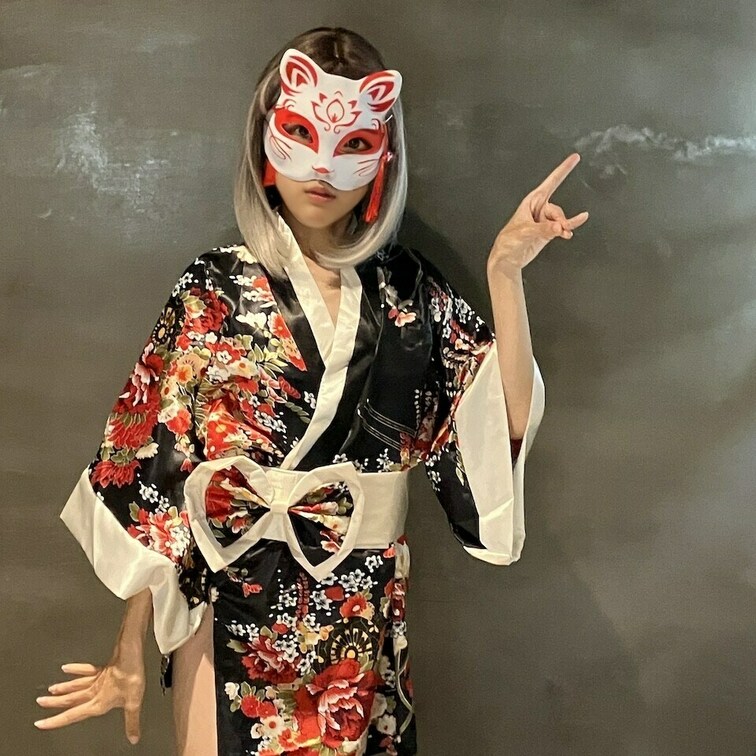 浴衣にキツネのお面