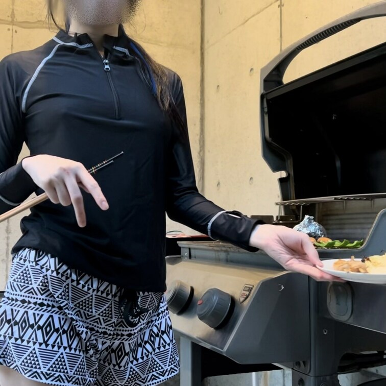 1発ハメた後宿でBBQしてる時の彼女です
この時もチクポチw
この後お○○○を飲んでエロくなった彼女に庭で襲われまし