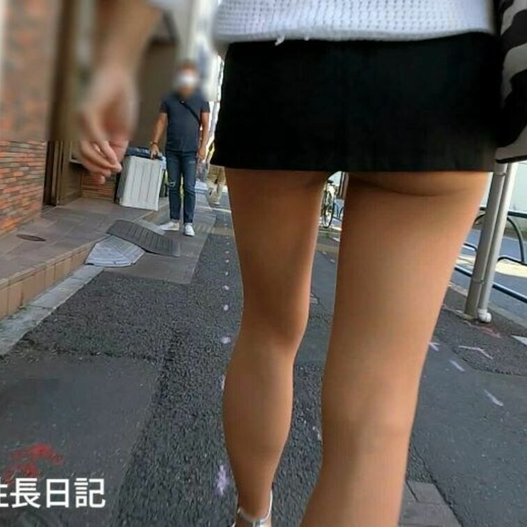 ノーブラ透け乳＆超ミニスカ尻ラブホラブホ街をお散歩。散歩中、ラブホの前ではこの街に遊びに来たであろうラブホに出入りする男