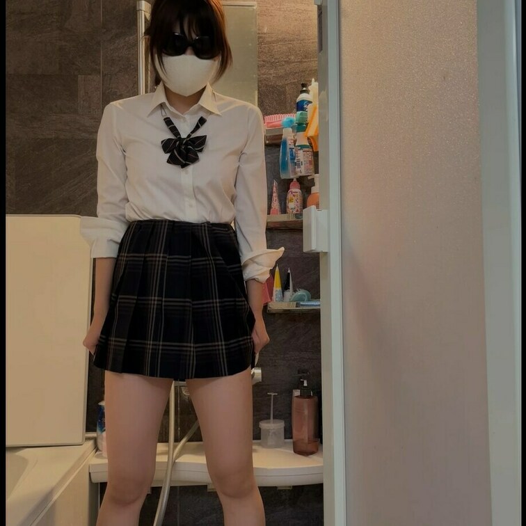 制服を着たままおしっこしました