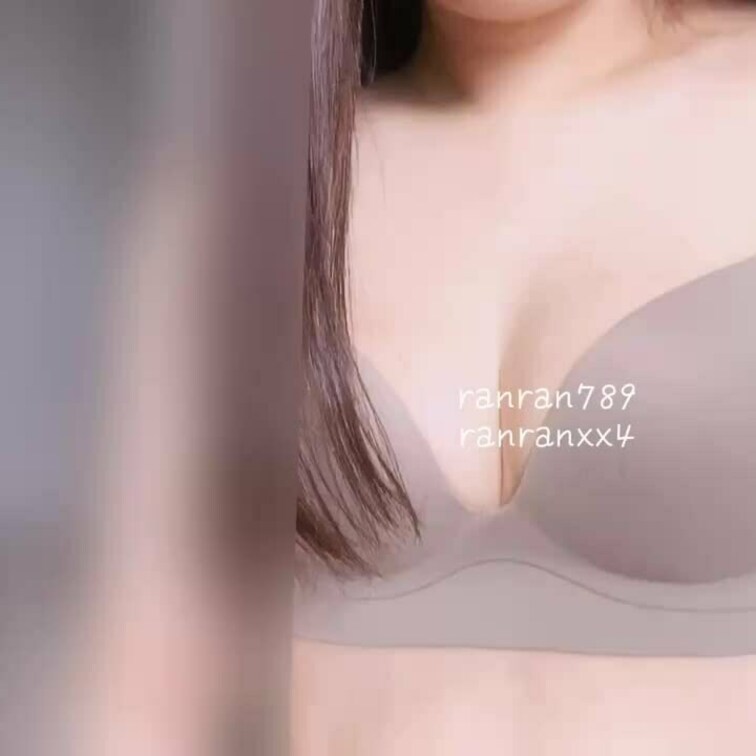 今日のおっぱいちゃん♡ぽよぽよだよ~触る？