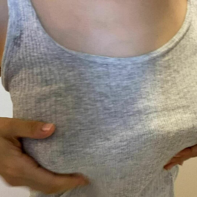 タンクトップの上から乳首こするのも好き♥
見て段々と○○○乳が出てきてタンクトップ濡れちゃうの💦💦💦

コメントや