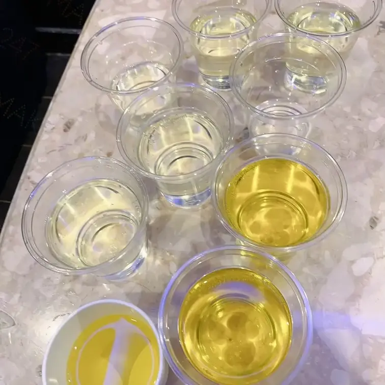 ♡おしっこ飲み比べ♡


ずっと我慢したいつも通りの濃いおしっこと
出しまくって極限まで薄まったおしっこ。
