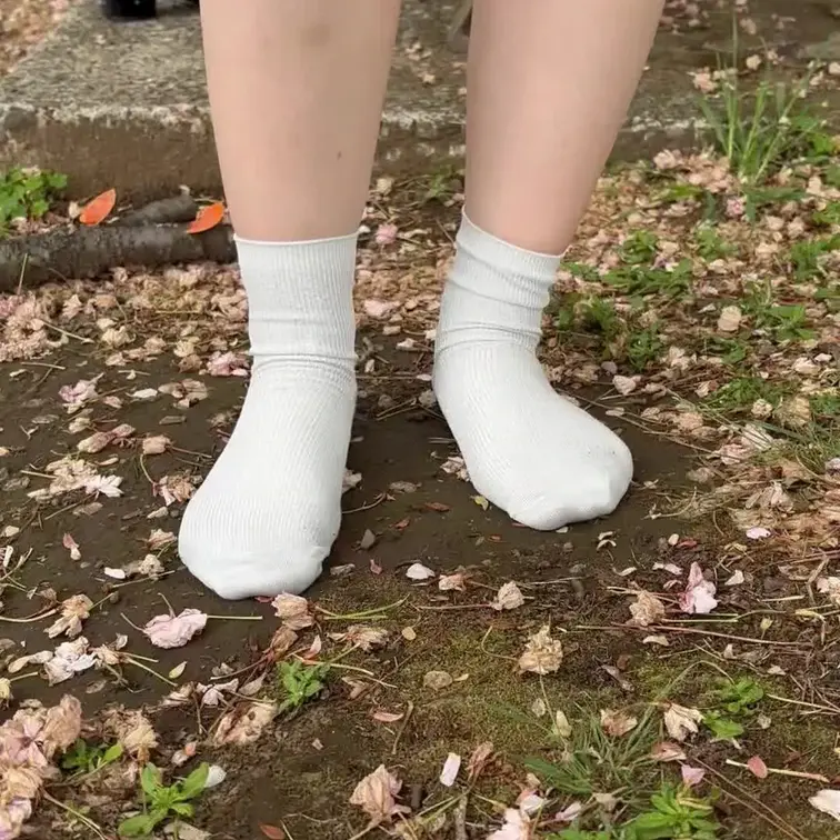 靴下で土で汚す動画です。