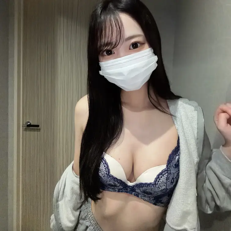 ゆきです💋
パーカーの下、少しだけ見せたくなる夜。
マスクで隠してるのに…どうしてだろう、余計に近くに感じちゃう。