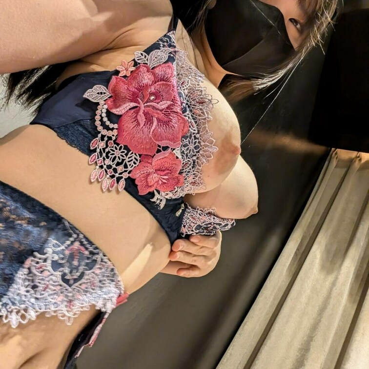 【丸見え版】セクシーな紫ランジェリーで自撮りしてみた🫶
15/20枚🪻🪻
おっぱい少しきついからむぎゅってなって