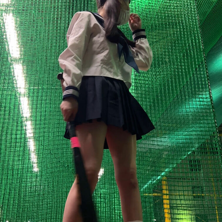 パンチラ必須！ローター装着した状態での制服姿でフルスイング！