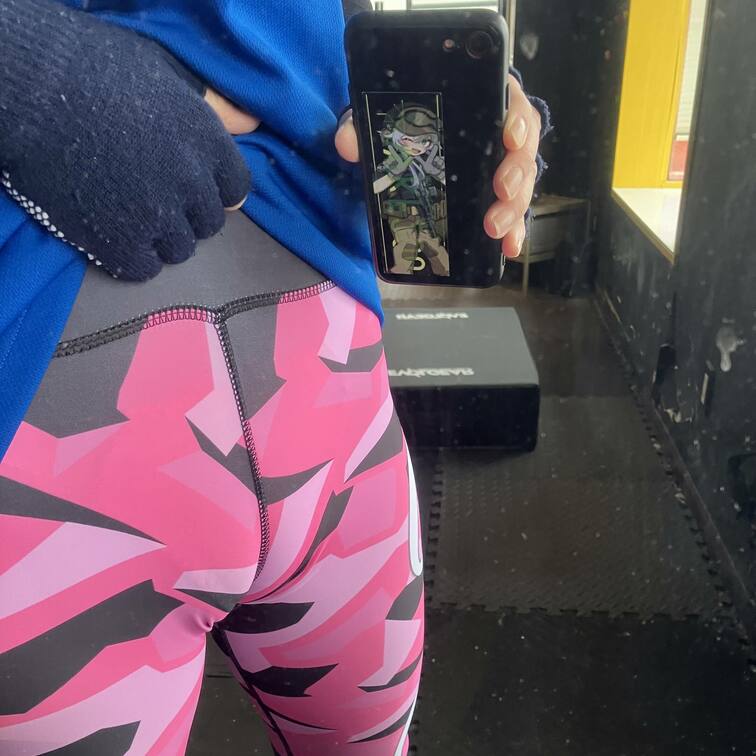 モコリ⭐︎
このレギンスは同性の友人からプレゼントして頂いたのですが、小柄な彼女と同じサイズだったので履くとキッツキツ