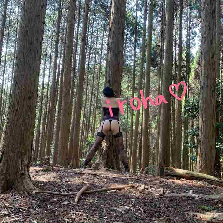 お山でちょっとだけ露出♪

このまま後ろから…というのに憧れます♡