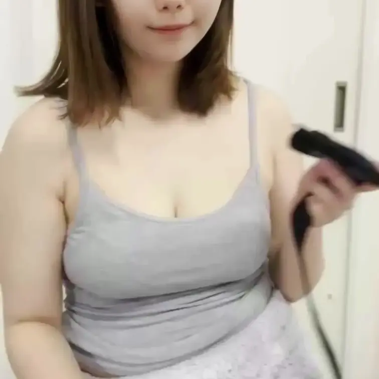 右上のいいねを押してから見てね💛

みさとにゲームで勝ったら何でもいうこときいてあげるよ？
