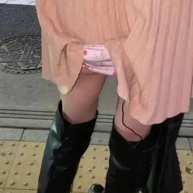 ピンクローターを入れ、軽くスカート捲った状態で横断歩道を渡らせてみた。
恥ずかしすぎて泣きそうなマゾが愛おしかった。
