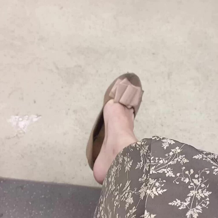 雨の日の汚れたパンプス＋足、舐めてお掃除して頂戴