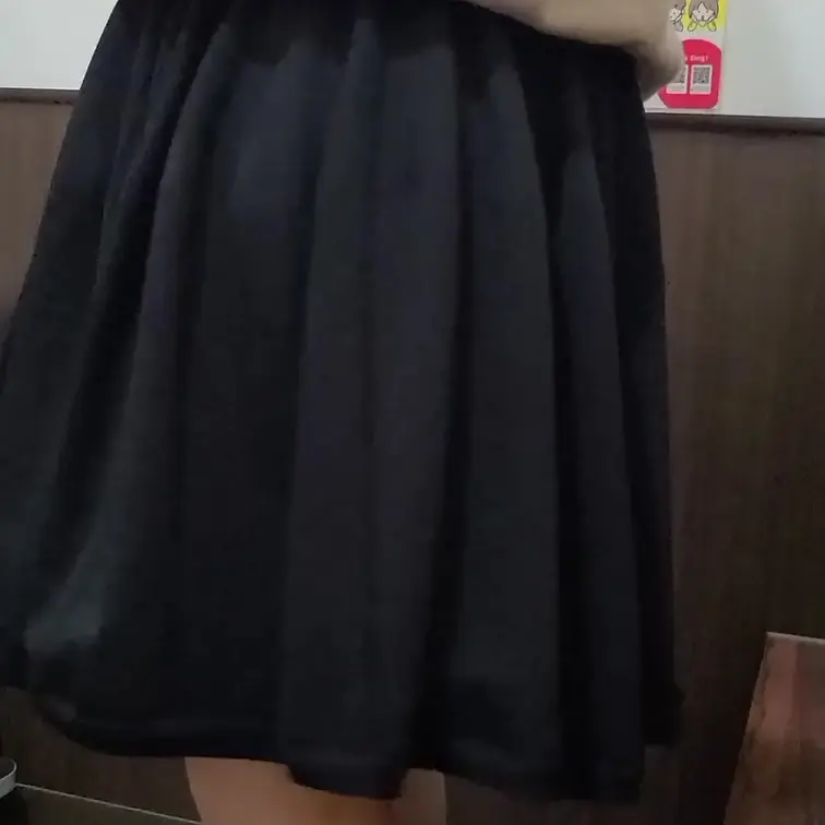10-1-1_カラオケでパンチラです。
あずさんは熱唱中は相当無防備になるので、撮りたい放題です♪
ふりふり揺れるス