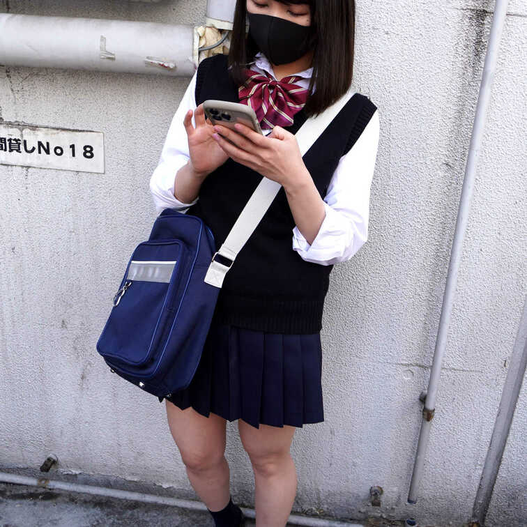 【個撮】優等生っぽいミニスカ制服美小女を自宅に連れ込みハメ撮り_生ピストンから中イキ連発