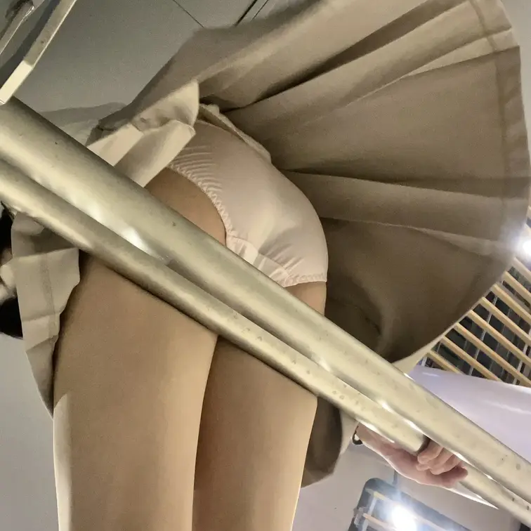 手すりに腰掛けてるところを下から覗いてみた