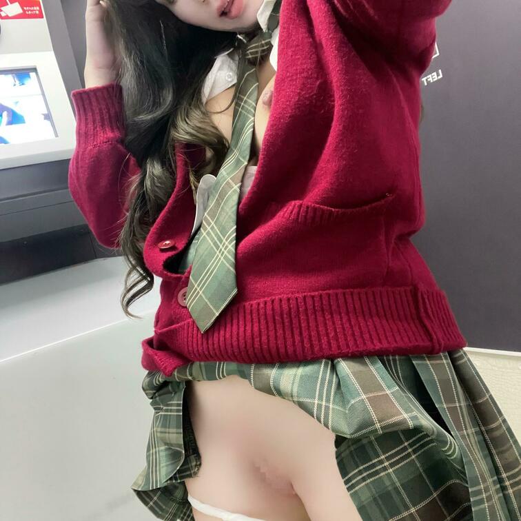 プリクラとゲーセンでのハメ撮りや顔射逃げの動画投稿したから見てね🥰