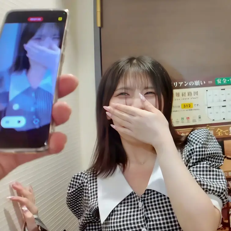 扉を開けて0秒で撮影開始と、毎度、事前にチャットで念入りにお伝えしてるんですけど、このように扉を開けて0秒でバカ受けされ