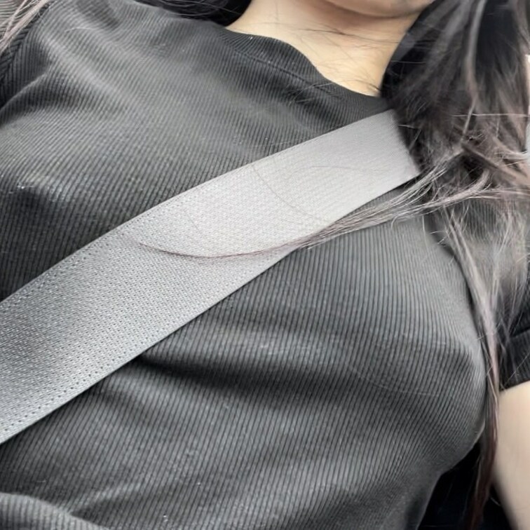 ノーブラドライブです😇

ワンピースの脇の部分からブラジャーが見えてたので、「見えてたらダサいよ！」と言ってノーブラ