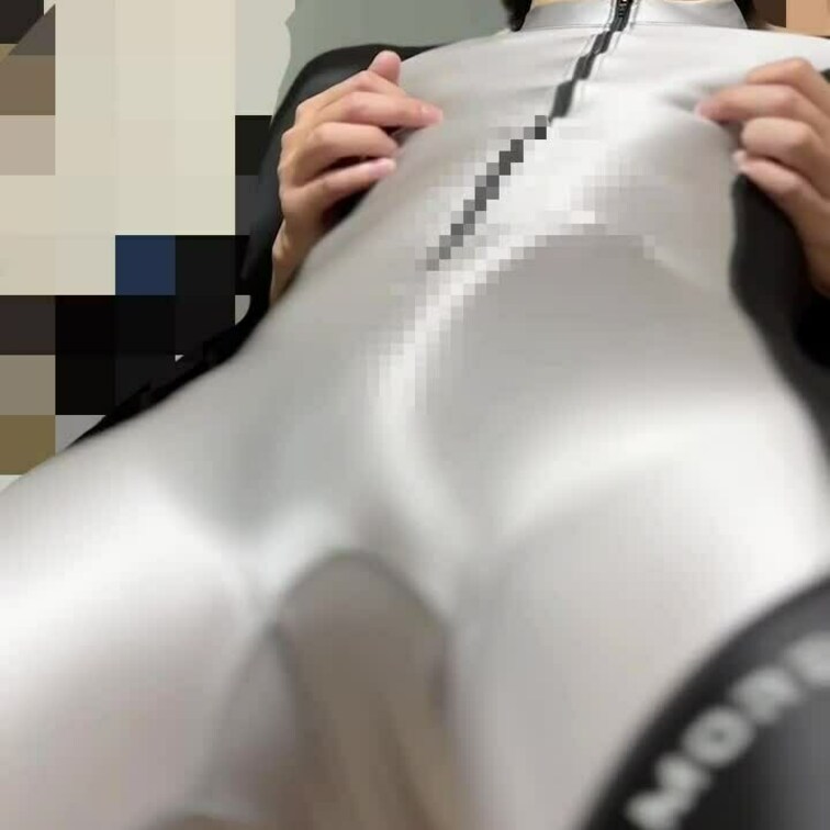 乳首を弄られるだけ