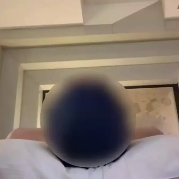 35歳の美人OL。さっきまで会社のオフィスで働いていたOL。マン臭が染み込んだパンティを顔面騎乗で嗅がせる。