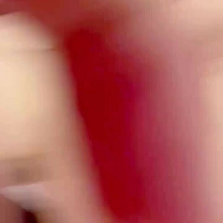 バックで突き上げられるときの妻の表情が男心をくすぐります。 最後の方の長いちん◯の単独さんのが喉奥にまで入っていると思う