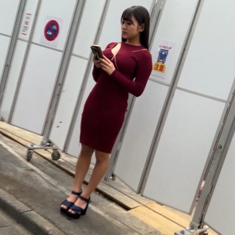 すごい巨乳ですごい服の女子大生のはなちゃん！！外でこんな服着ていいのってぐらいセクシーな胸あき服。この女、誘ってる？って