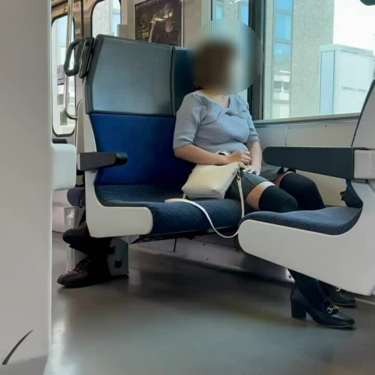 電車のボックス席でフォロワーさんに痴◯された動画です🚃最後の方オナニーさせられたの恥ずかしかったけど気持ちよかった🥺🤍