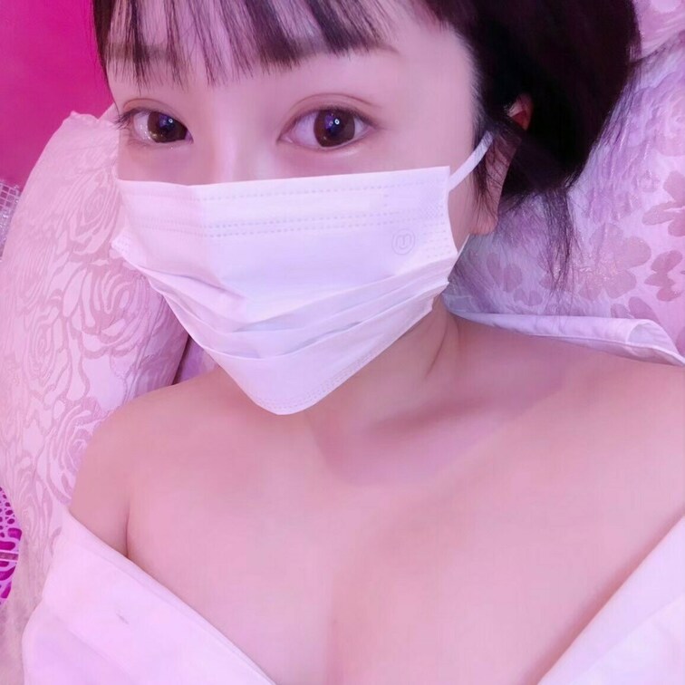 こんにちは丸の内OLレイナです！
9月はmyfansアカウント開設を記念して、
本来有料のオナニー動画がなんと3本も